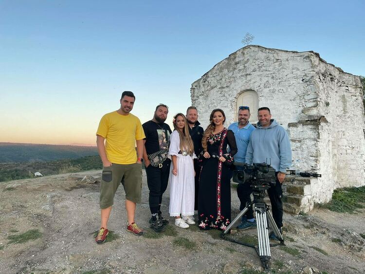 Светла Дукатева с нов хит!  &ldquo;Момне ле, мари хубава&rdquo;  оживя във видеоклип и нов аранжимент