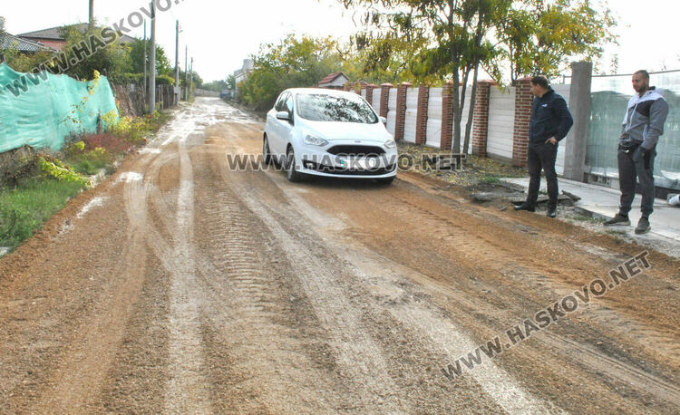 Пореден ремонт по улица край Централните гробища, разбита от дъждовете