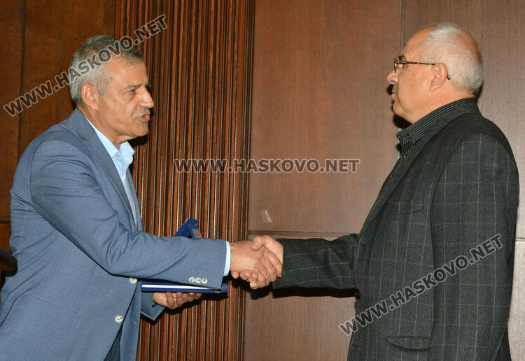 Областният управител Минко Ангелов връчи почетен плакет на д-р Христов