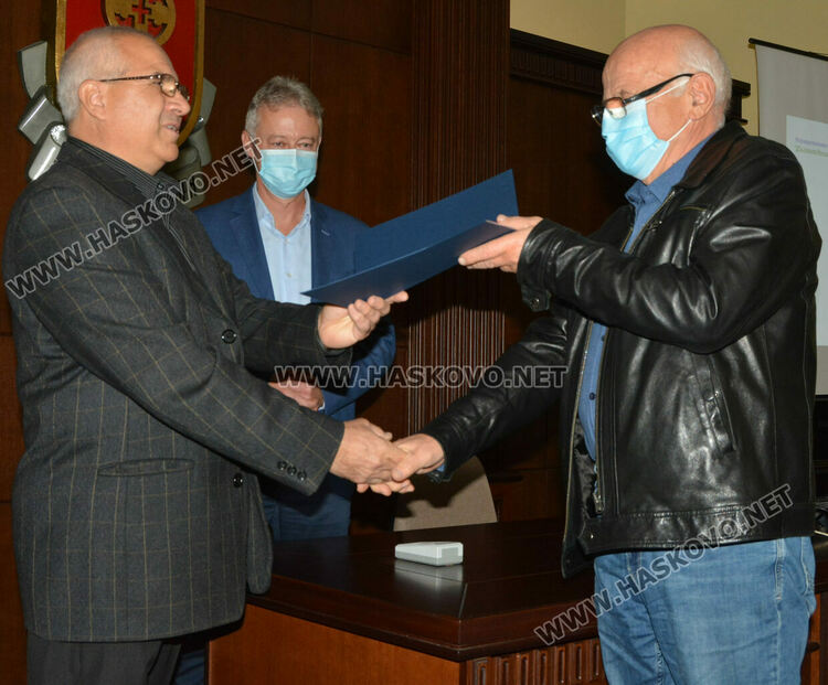 Награда на началник на ОАИЛ в МБАЛ-Хасково д-р Добри Петков /вдясно/
