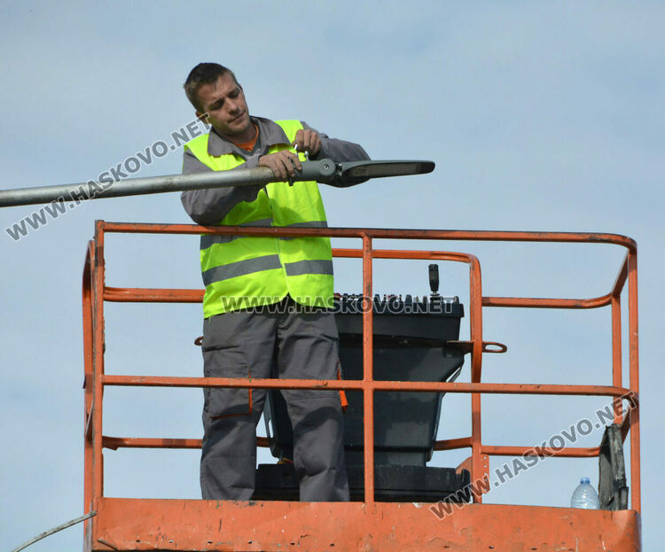 Монтират LED лампи в Хасково, подмяната започна от Кърджалийска