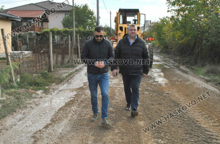 Пореден ремонт по улица край Централните гробища, разбита от дъждовете