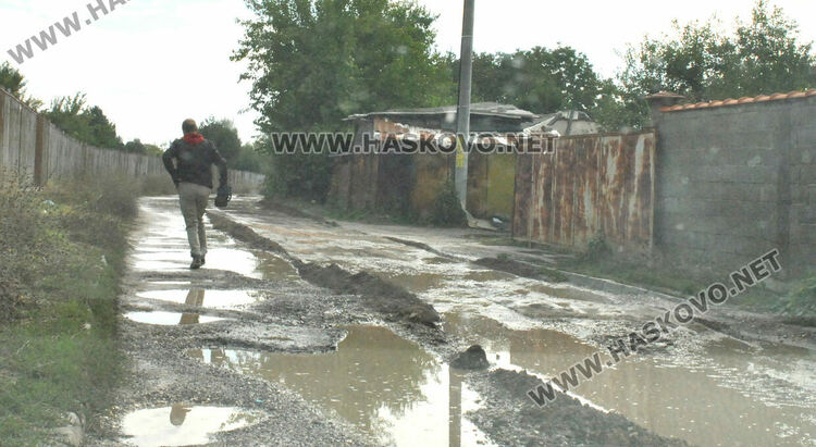 Пореден ремонт по улица край Централните гробища, разбита от дъждовете