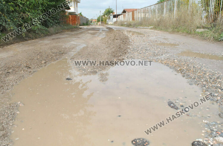 Пореден ремонт по улица край Централните гробища, разбита от дъждовете