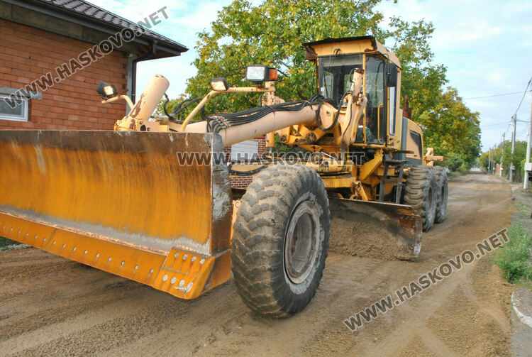 Пореден ремонт по улица край Централните гробища, разбита от дъждовете