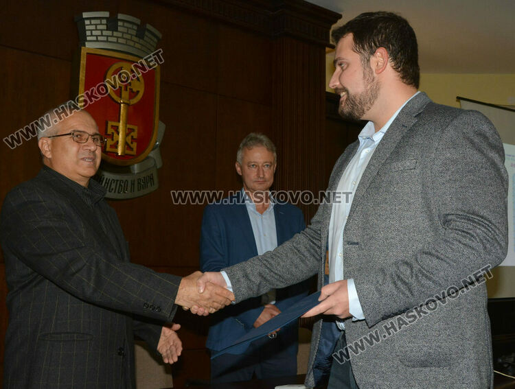  д-р Иван Митев /вдясно/ получава наградата си "ти си нашето бъдеще"