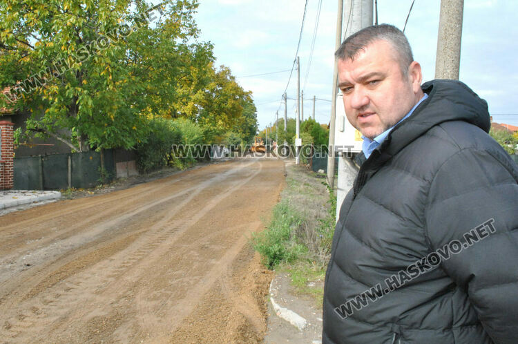 Пореден ремонт по улица край Централните гробища, разбита от дъждовете