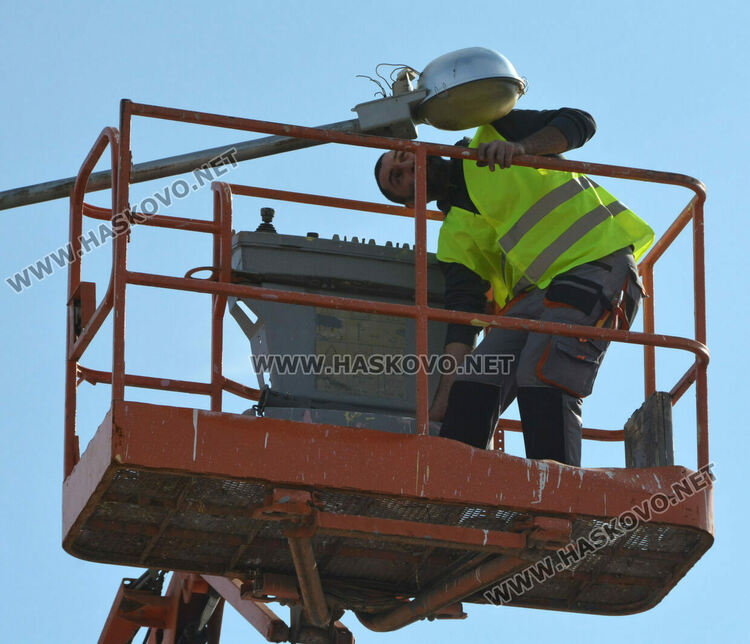 Монтират LED лампи в Хасково, подмяната започна от Кърджалийска