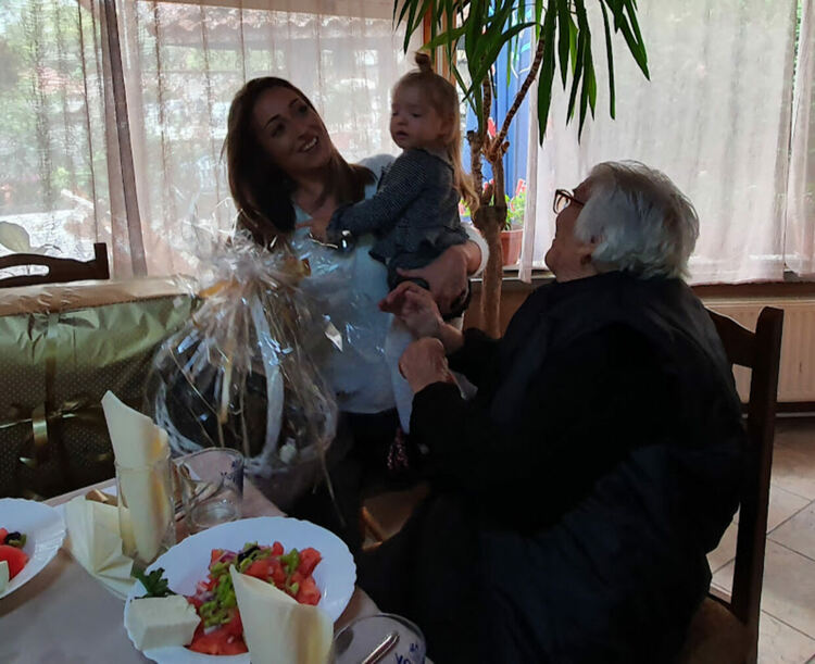 Баба Пяна навърши 100 години. Празнува родът Дамянови