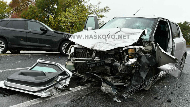 С опасност за живота е водачът на Сузукито, забил се челно в БМВ