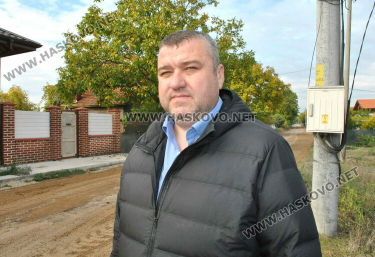 Пореден ремонт по улица край Централните гробища, разбита от дъждовете