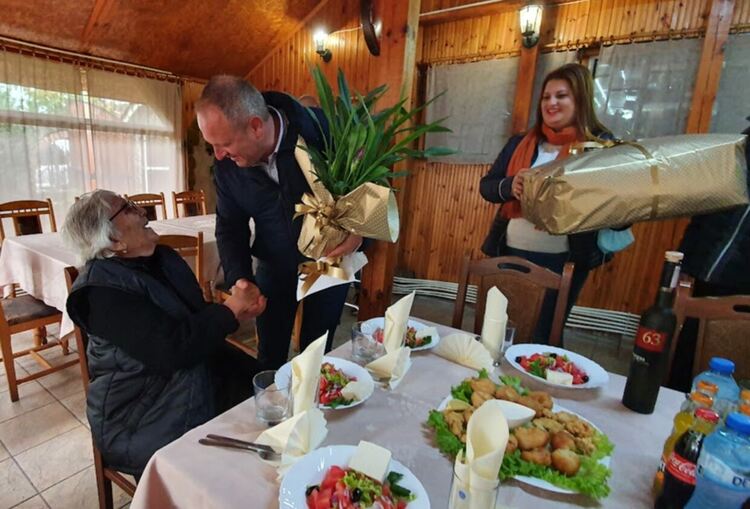 Баба Пяна навърши 100 години. Празнува родът Дамянови