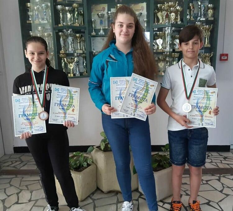 Ученици от ОУ „Алеко Константинов“ получиха стипендии от МОН