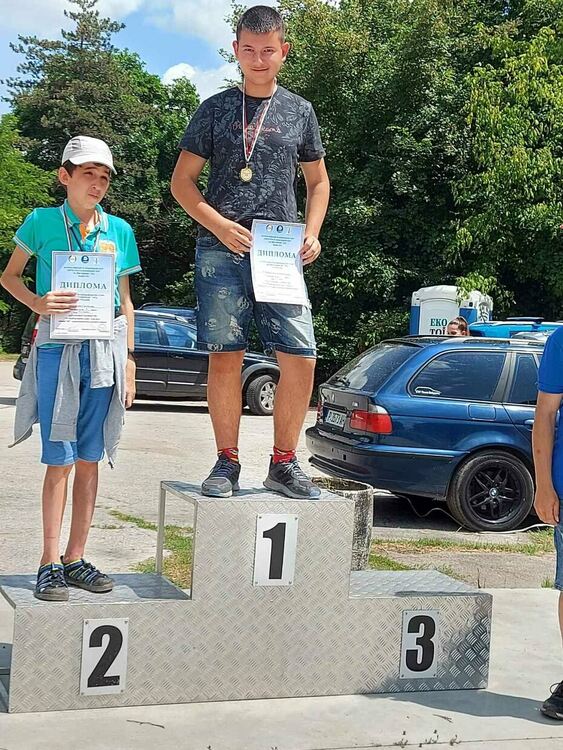 Ученици от ОУ „Алеко Константинов“ получиха стипендии от МОН