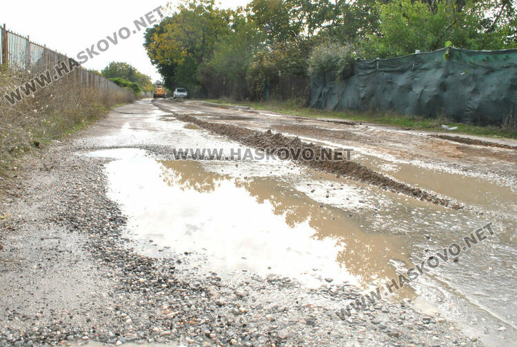 Пореден ремонт по улица край Централните гробища, разбита от дъждовете