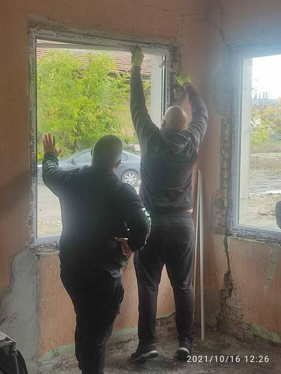 Спасителният център за кучета е изцяло с нова дограма, събира пари за таваните