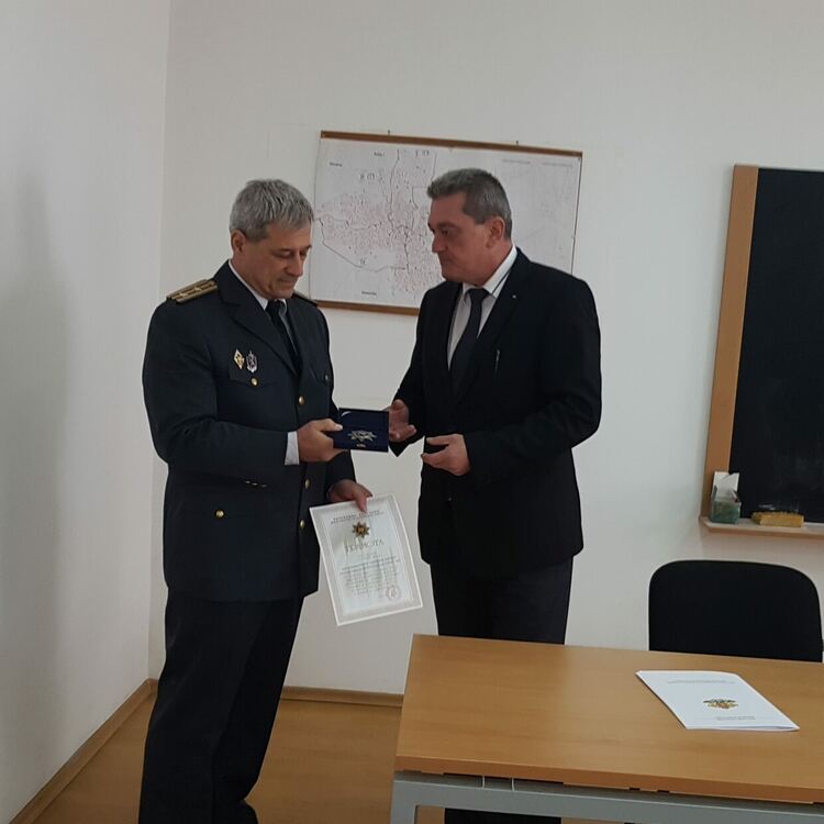 Главен комисар Николай Николов връчи почетен медал на Петър Виденов