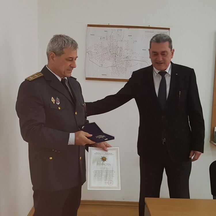 Главен комисар Николай Николов връчи почетен медал на Петър Виденов