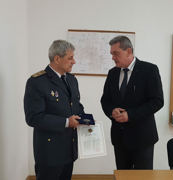 Главен комисар Николай Николов връчи почетен медал на Петър Виденов