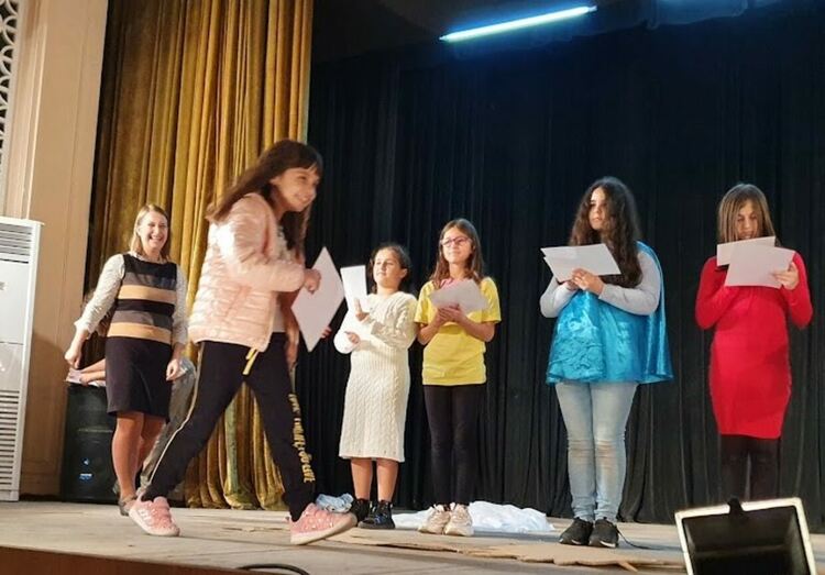 32 деца-художници изложиха творби в читалището