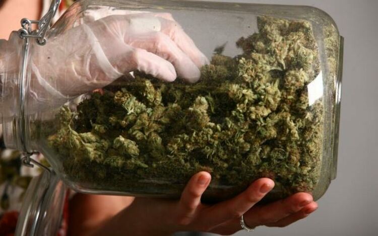 Заловиха марихуана, кътана в буркан