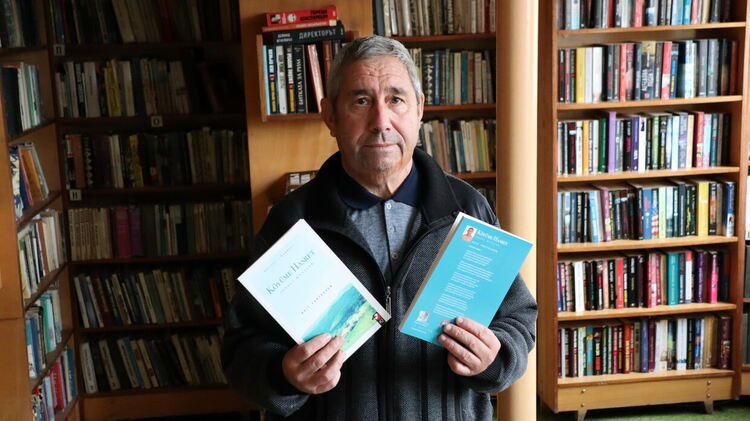 Поетът Акиф Юртсевер направи дарение на библиотеката в Ардино