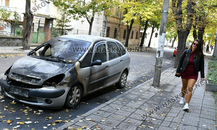 Кола горя пред блок на ул.“Цар Освободител“ в Хасково