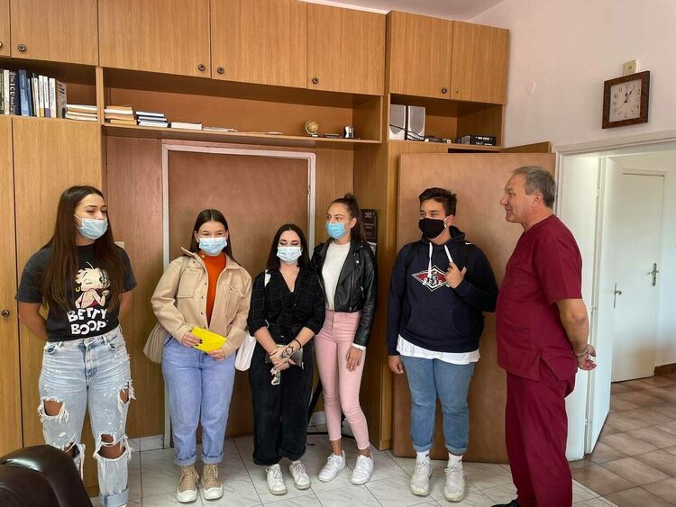 Ученици направиха дарение за COVID отделението в МБАЛ - Асеновград 