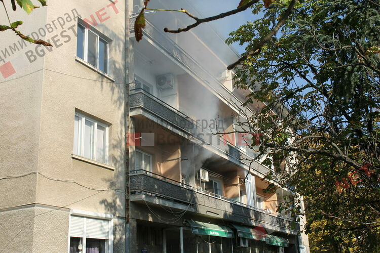 Съседи спасиха възрастна жена от пожар в дома й