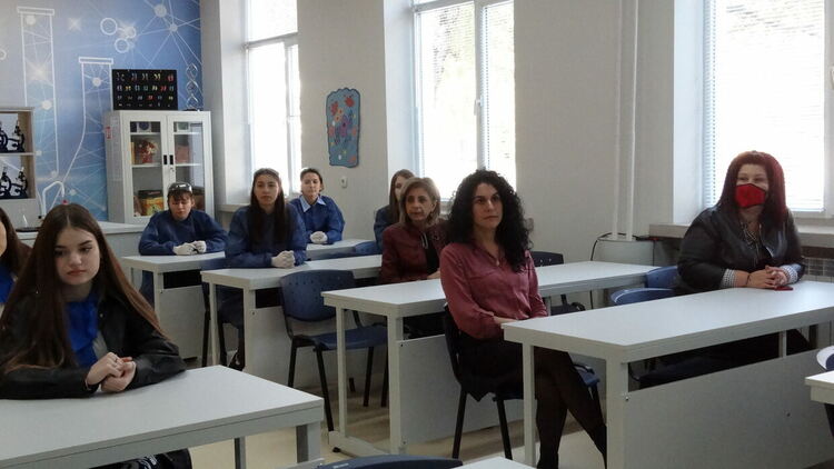 Нов кабинет-лаборатория по биология и химия откриха в ПМГ „Иван Вазов"