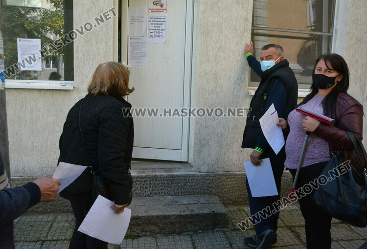 Наплив за ваксини и тестове в Хасково 
