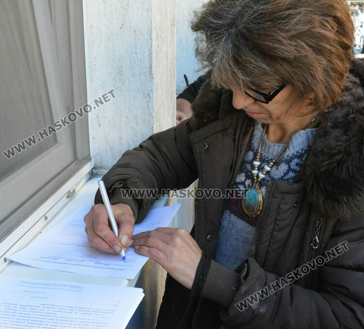 Наплив за ваксини и тестове в Хасково 