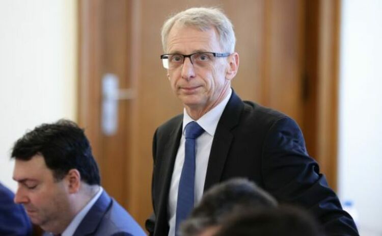 Заповед в пет без пет: учениците в София и още 5 общини ще учат от вкъщи от утре