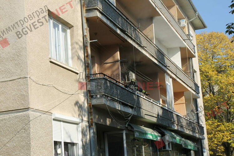 Съседи спасиха възрастна жена от пожар в дома й