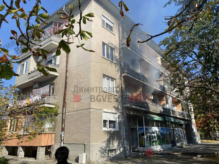 Съседи спасиха възрастна жена от пожар в дома й