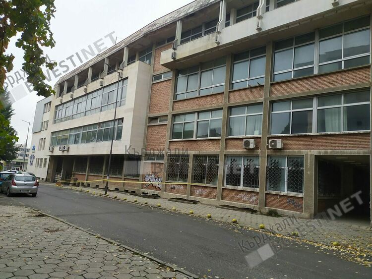 Обрушват фасадата на Пощата ,заради падащи късове мазилка