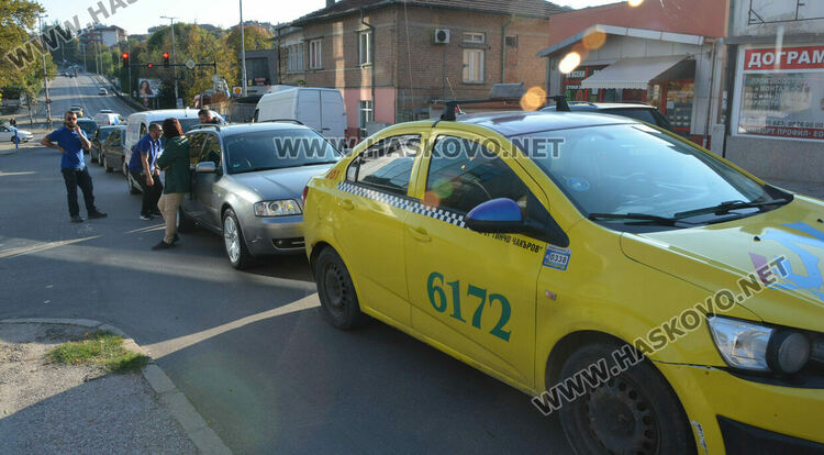 Верижна катастрофа затрудни движението по Кърджалийска