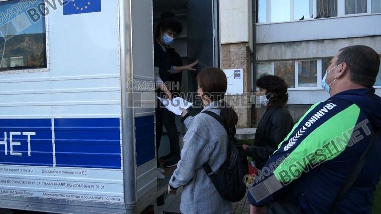 Опашки за ваксини и бързи тестове в Смолян