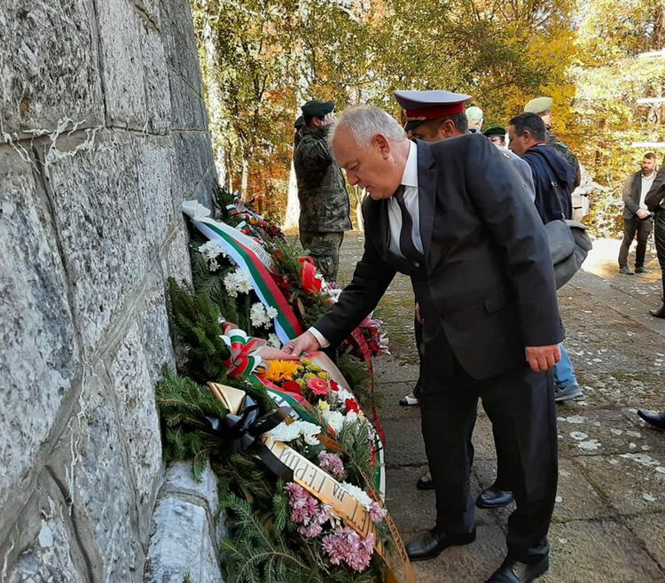 Въпреки отменените тържества, поклонение на връх Средногорец все пак имаше
