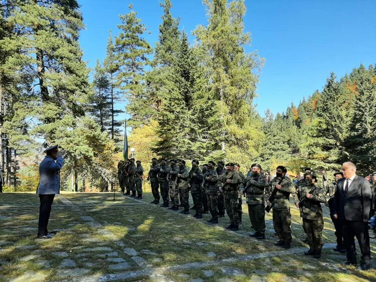Въпреки отменените тържества, поклонение на връх Средногорец все пак имаше