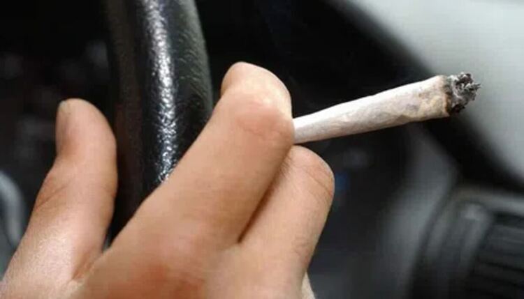 17-годишен се опита да избяга от полицаите, криел в себе си канабис