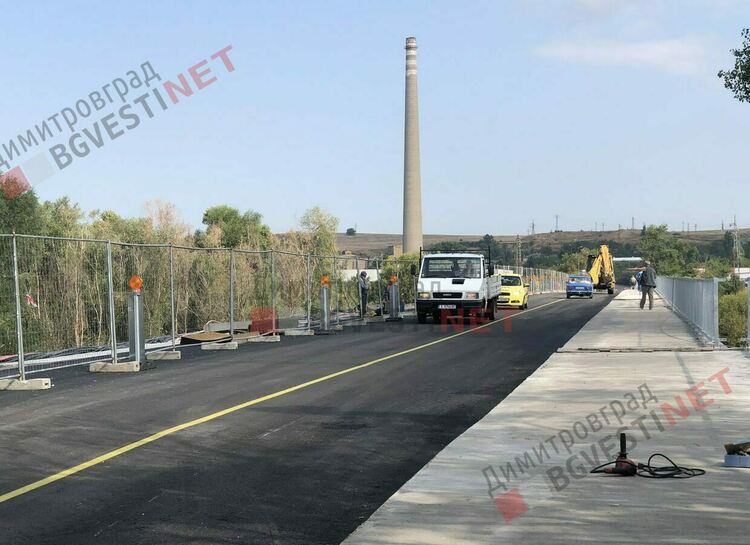 Възстановено е движението по моста към квартал Марийно
