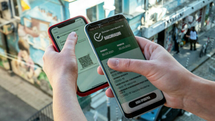 Сертификати за COVID-19 по български: как правилата се промениха и нагодиха към нуждите