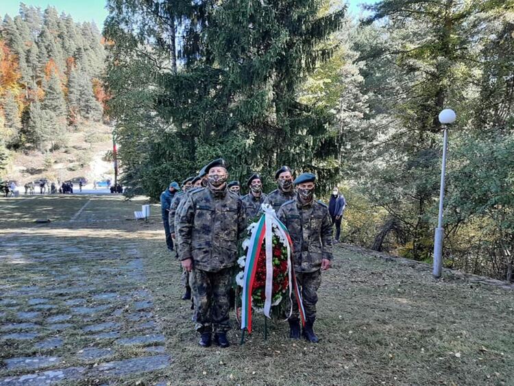 Въпреки отменените тържества, поклонение на връх Средногорец все пак имаше