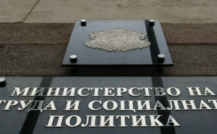 Родителите на деца до 14 г., които учат дистанционно, с право на целева помощ от държавата