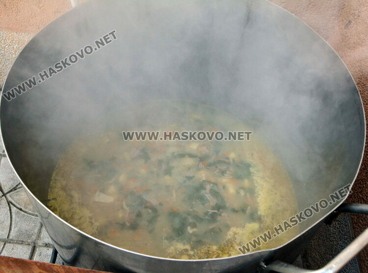 Агнешка чорба с гъби по тетевенски сготвиха и раздадоха на местните хора от читалището в Райново