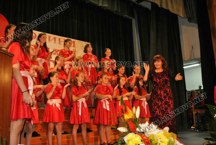 Детски хор „Орфей“ към Младежкия център в Хасково, с диригент Елена Цветкова