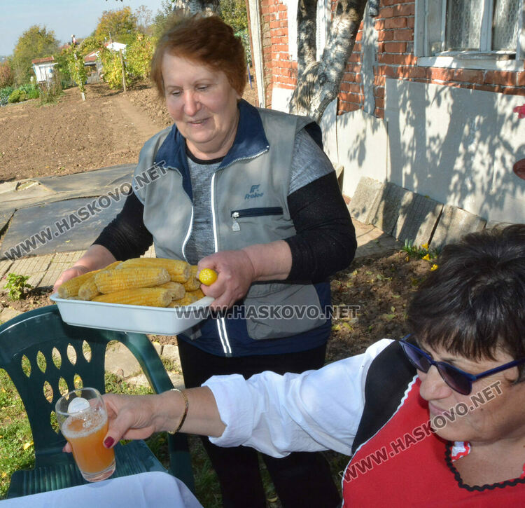 Агнешка чорба с гъби по тетевенски сготвиха и раздадоха на местните хора от читалището в Райново