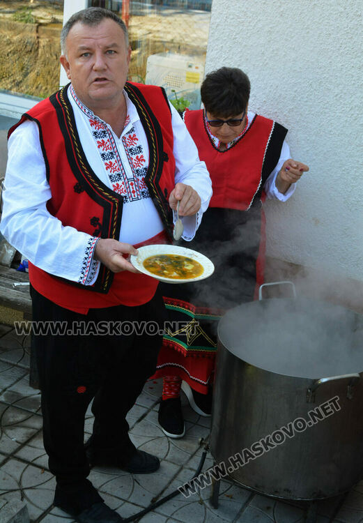Агнешка чорба с гъби по тетевенски сготвиха и раздадоха на местните хора от читалището в Райново