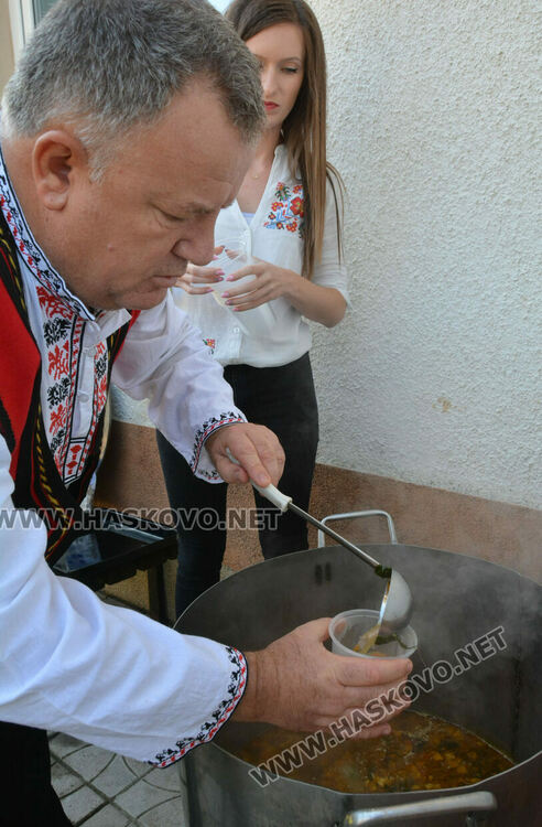 Агнешка чорба с гъби по тетевенски сготвиха и раздадоха на местните хора от читалището в Райново